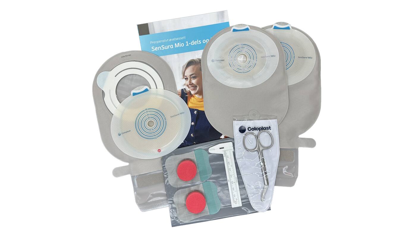 Øvelsessett fra Coloplast med stomiposer, saks, skyvelære og kunstig stomi