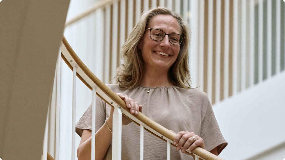 Carina smilende i en trapp