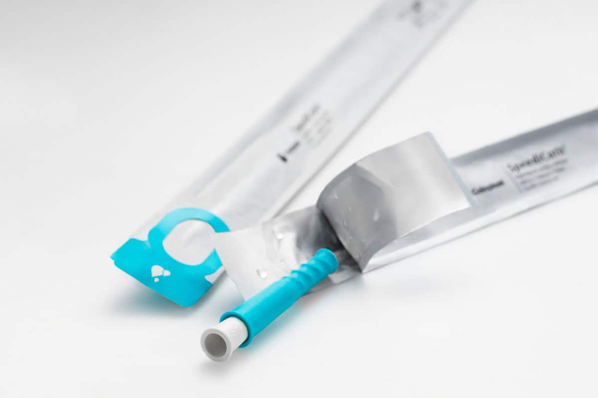 SpeediCath® Navi – ett uåpnet og ett åpnet kateter ligger side om side, og viser produktets emballasje og design